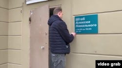 Напередодні соратник Навального Леонід Волков оголосив, що офіційно розпускає штаби