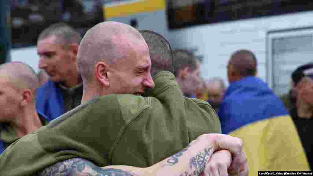 Емоції та обійми українських військових після повернення додому