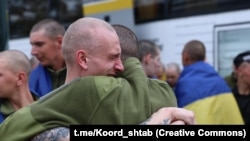 Перші емоції після повернення українських захисників з російського полону (фоторепортаж)