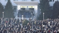 Митингчилер Ош мэриясына кирүүгө аракет жасады. 15-январь, 2014.