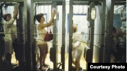 Женщины проверяют уровень радиации после нахождения в зоне, загрязненной радионуклидами - фотография Виктории Ивлевой, 1991