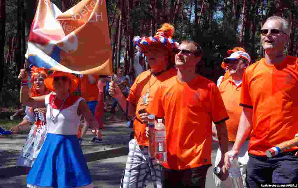 Оранжевого кольору у вболівальників майже весь одяг