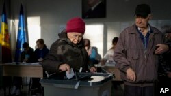 O alegătoare votează în alegerile prezidențiale din 3 noiembrie 2024 