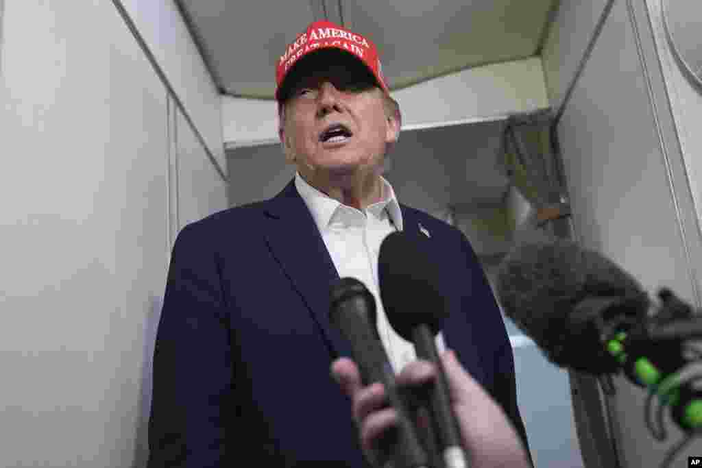 Президент Дональд Трамп общается с репортерами на борту самолета Air Force One, 4 июля 2025 года. AP Photo/Jacquelyn Martin