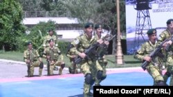 Солдаты погранвойск во время обучения 