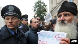 Акція протесту проти розгляду законопроекту «Про мови» біля будівлі Комітетів Верховної Ради, 6 жовтня 2010 року