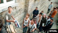 Romska djeca ispred jedne osnovne škole u Beogradu, 2009., Foto: Vesna Anđić