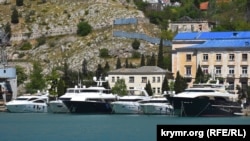 Яхти біля Таврійської набережної Балаклавської бухти, архівне фото