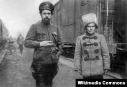 Павло Дибенко (ліворуч) і Нестор Махно. Світлина зроблена в ті часи, коли Махно воював разом із Червоною армією проти Денікіна