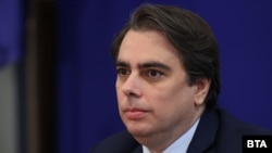 "Тази година имаше допълнителни приходи, преразпределени с актуализацията на бюджета", каза пред депутатите финансовият министър Асен Василев.