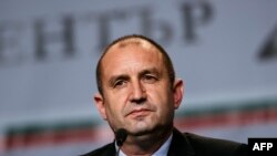 Rumen Radev, penzionisani general koji se smatra proruskim kandidatom vodi u prvom krugu izbora u Bugarskoj