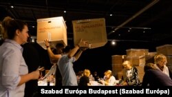 Csütörtök reggel folytatják a szavazatok összeszámolását, sokkal lassabban halad az összesítés, mint gondolták.