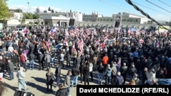 Розмахуючи червоно-білими прапорами і скандуючи ім’я Саакашвілі, сотні демонстрантів зібралися 4 жовтня біля СІЗО в Руставі