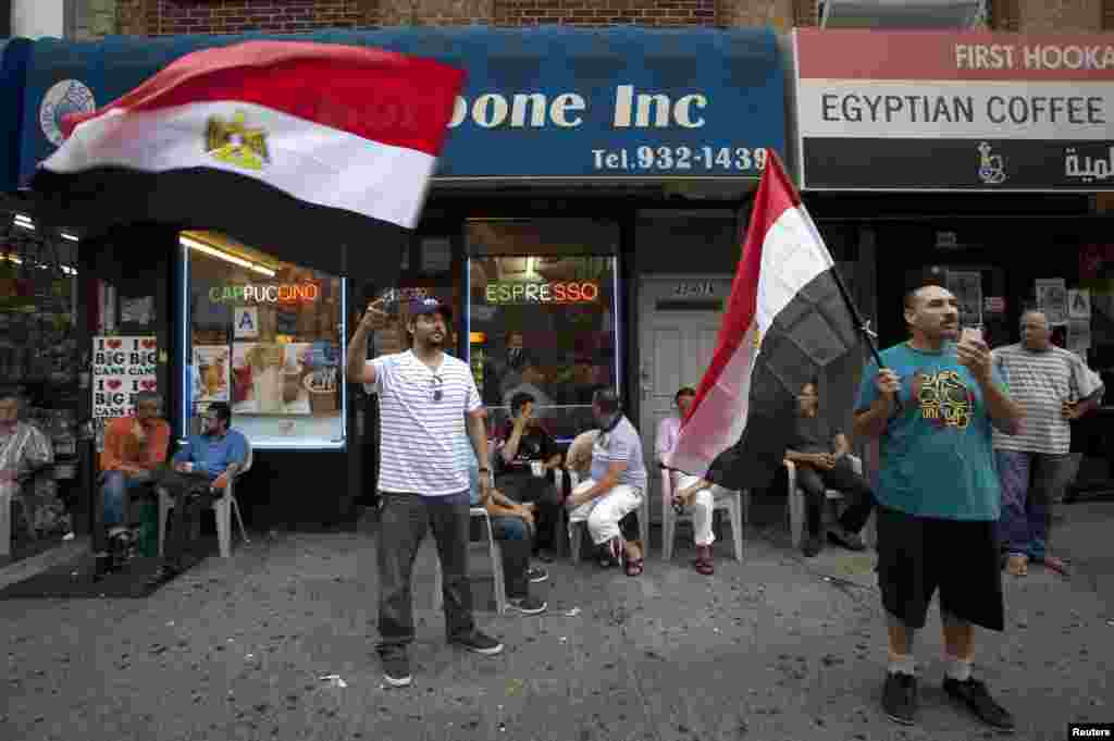 Čovek maše egipatskom zastavom u Njujorku