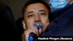 Садир Жапаров офіційно був призначений прем’єр-міністром Киргизстану 14 жовтня. До 6 жовтня політик перебував в ув’язненні 