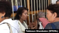 Раиса Атамбаева перед зданием ГКНБ. 16 августа 2019 года. 