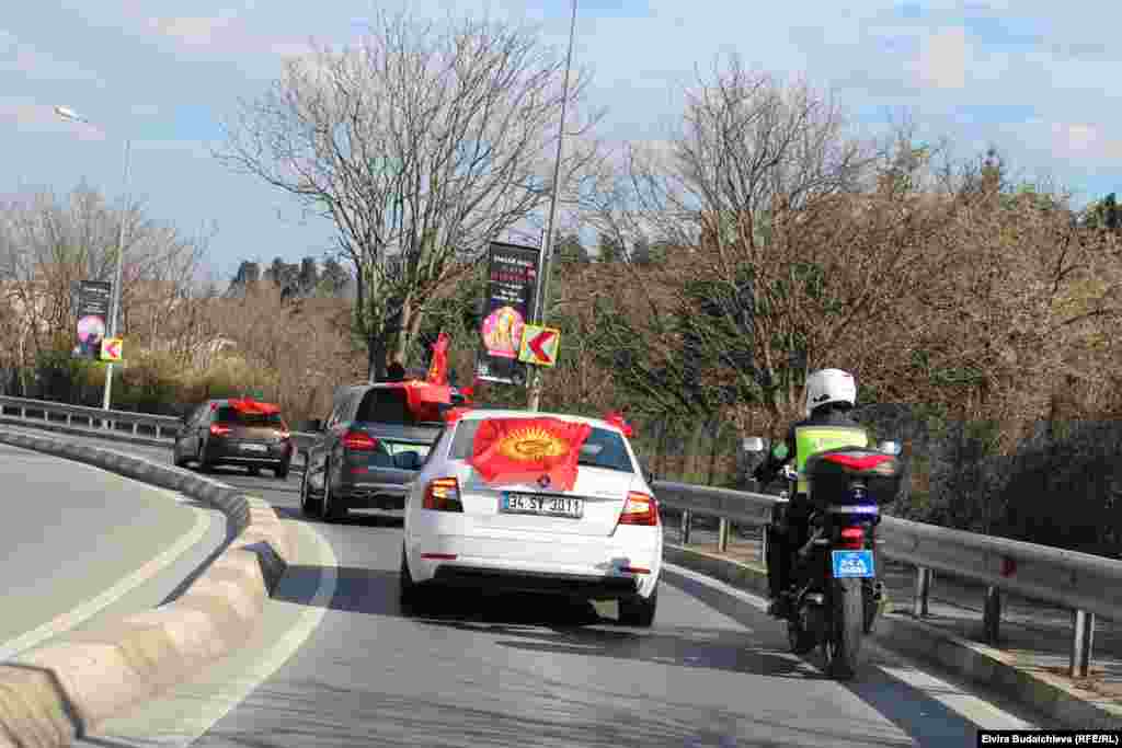Кортеж участников флешмоба сопровождали сотрудники полиции Стамбула.&nbsp;
