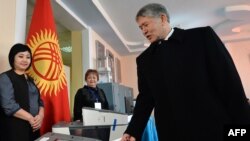 Президент Алмазбек Атамбаев добуш берип жаткан учур. Бишкек, 11-декабрь, 2016-жыл. 