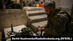 Військовий 93-ї ОМБр ЗСУ «Холодний Яр» готує дрон для бойового вильоту, Костянтинівка, Донецька область, вересень 2025 року