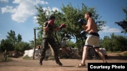 Михайло «Тайпан» боксує з бійцем