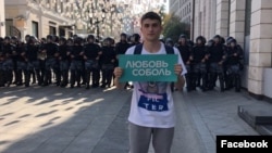 Алексей Парахин на акции против недопуска независимых политиков в Мосгордуму. Фото Дарьи Богатырьковой 