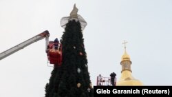 Одна з трьох головних ялинок Києва, розміщена на Софійській площі