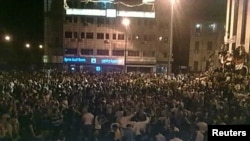 Люди зібралися на площі під час демонстрації у місті Хомс, Сирія, 18 квітня 2011 року