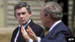 رييس جمهوری آمريکا می گويد واشينگتن از دور جديد تحريم ها عليه ايران حمایت می کند و نخست وزير بريتانيا اعلام کرد: سرمایه گذاری در بخش گاز ایران تحریم خواهد شد.
(عکس ازAFP)