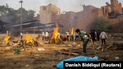 Нью-Делидеги коронавирустан көз жумган бейтаптардын сөөгүн өрттөй турган жай, 22-апрель 2021-жыл.