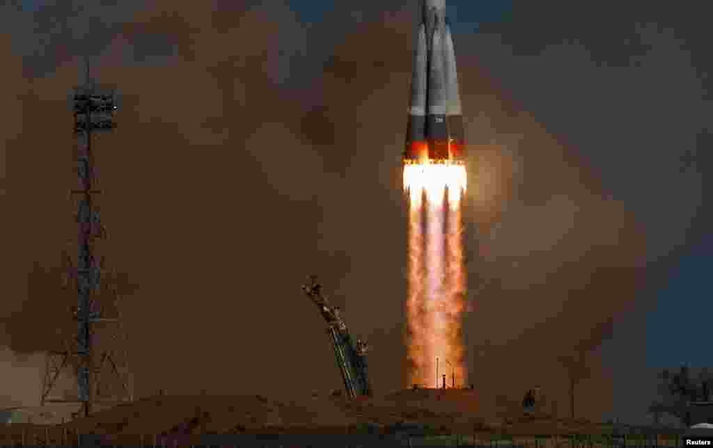 Космический корабль "Союз МС-27" с экипажем, состоящим из астронавта НАСА Джонни Кима и космонавтов Роскосмоса Сергея Рыжикова и Алексея Зубрицкого, стартует к Международной космической станции (МКС) с космодрома Байконур в Казахстане. 8 апреля 2025 года. REUTERS/Maxim Shemetov