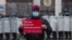 Мужчина с плакатом на митинге в поддержку Навального в Барнауле. Россия, 21 апреля 2021 года