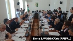 Спор длился долго, чтобы его остановить, спикер призвал коллег приступить к голосованию