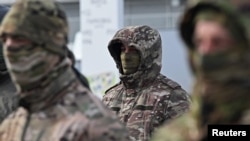 Российские солдаты, готовящиеся к отправке в Украину, на церемонии передачи им новой техники. Ростов-на-Дону, февраль 2025 года