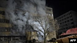 Пожежники гасять пожежу на цивільному підприємстві після атаки безпілотника в Харкові, Україна, 2 квітня 2025 року. Фото ілюстративне