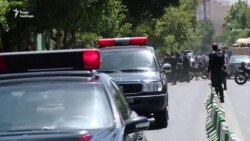 Поліція і швидка поспішають до будівлі парламенту в Ірані (відео)