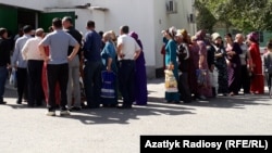 В очереди за хлебом и хлопковым маслом перед государственным магазином в Ашхабаде (архивное фото 2019 год)