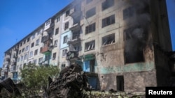 Орусиянын дрондору Белозерское шаарындагы көп кабаттуу үйгө тийди. 11-август, 2025-жыл. 