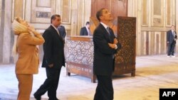 باراک اوباما به همراه هیلاری کلینتون در مسجد سلطان حسن در قاهره،‌مصر