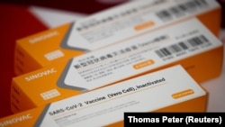 У Sinovac заявили, що дозвіл вдалося отримати базуючись на результатах двомісячних клінічних випробувань на пізніх стадіях, які проводилися за кордоном. 