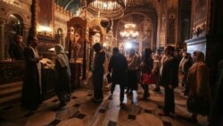 Частина прихожан у Володимирському соборі приклонялася до ікон