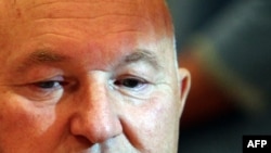 Между тем, Юрий Лужков сообщил, что намерен заняться политикой и не собирается уезжать из России