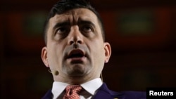 George Simion nu a participat la nicio dezbatere electorală în care să se confrunte cu vreunul dintre contracandidații săi. Nici nu a acceptat interviuri pe teren neutru. Solicitarea Europei Libere în această privință nu a primit vreun răspuns.