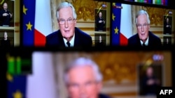 Michel Barnier pe monitoare TV în timpul unui interviu despre criza politică din Franța. 3 decembrie 2024. 