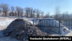 Нурганат Гайыпбаев менен Шерзат Полаттын мүрзөсү. Алматы облусу. 11-декабрь, 2024-жыл.