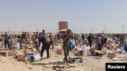 Palestinezët mbledhin çfarë ka mbetur nga ndihmat në qendrën e shpërndarjes së Fondacionit Humanitar të Gazës, në Rafah, në jug të Rripit të Gazës, 5 qershor 2025.