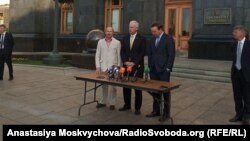 Американські сенатори Рон Джонсон (у центрі) та Кріс Мерфі (праворуч), Київ, 5 вересня 2019 року