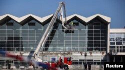 Raščišćavanje područja ispred novosadske Železničke stanice gde se obrušila nadstrešnica, 2. novembar 2024.