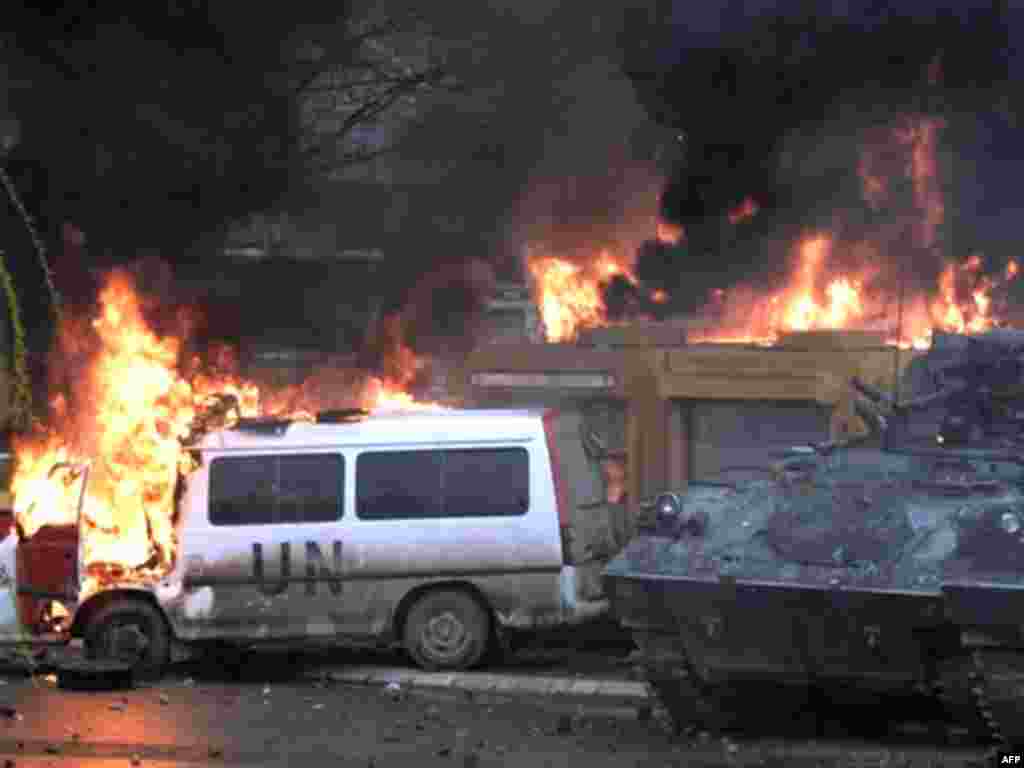 Trazirat e marsit në Mitrovicë, 17 mars 2008. - SERBIA, Kosovska Mitrovica : A UN cars burns after Kosovo Serbs clashed with KFOR soldiers in the ethnically divided town of Kosovska Mitrovica on March 17, 2008