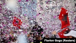 Aktuelni premijer Albanije Edi Rama preriven konfetama tokom preidzbornog mitinga u Elbasanu, 20. april 2021. godine