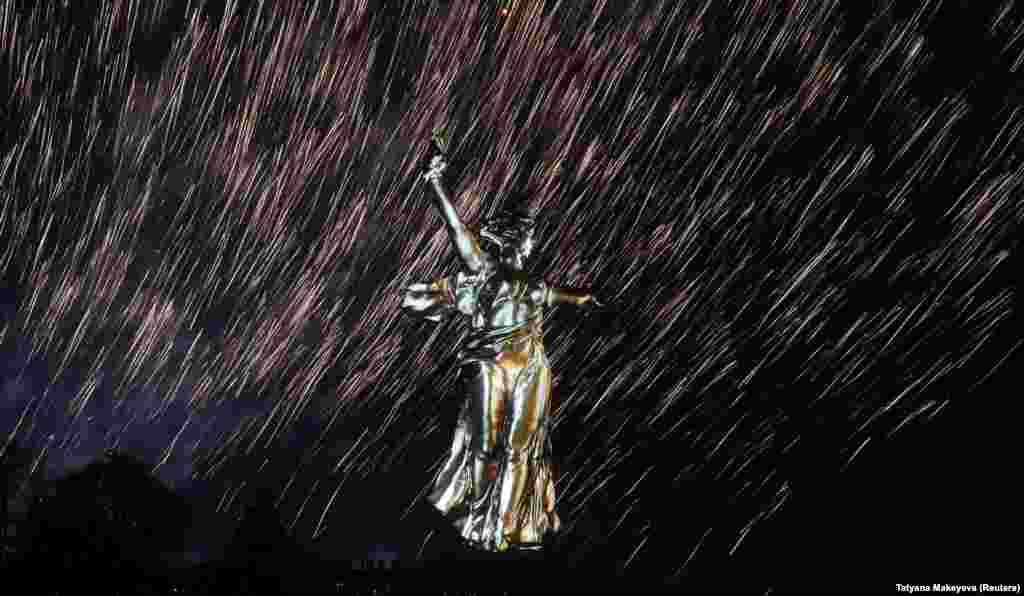 Заря над статуята &quot;Родината майка зове&quot;. Тя е издигната над Мамаев Курган във Волгоград. Висока е 85 метра и е най-високата скулптура в Европа.